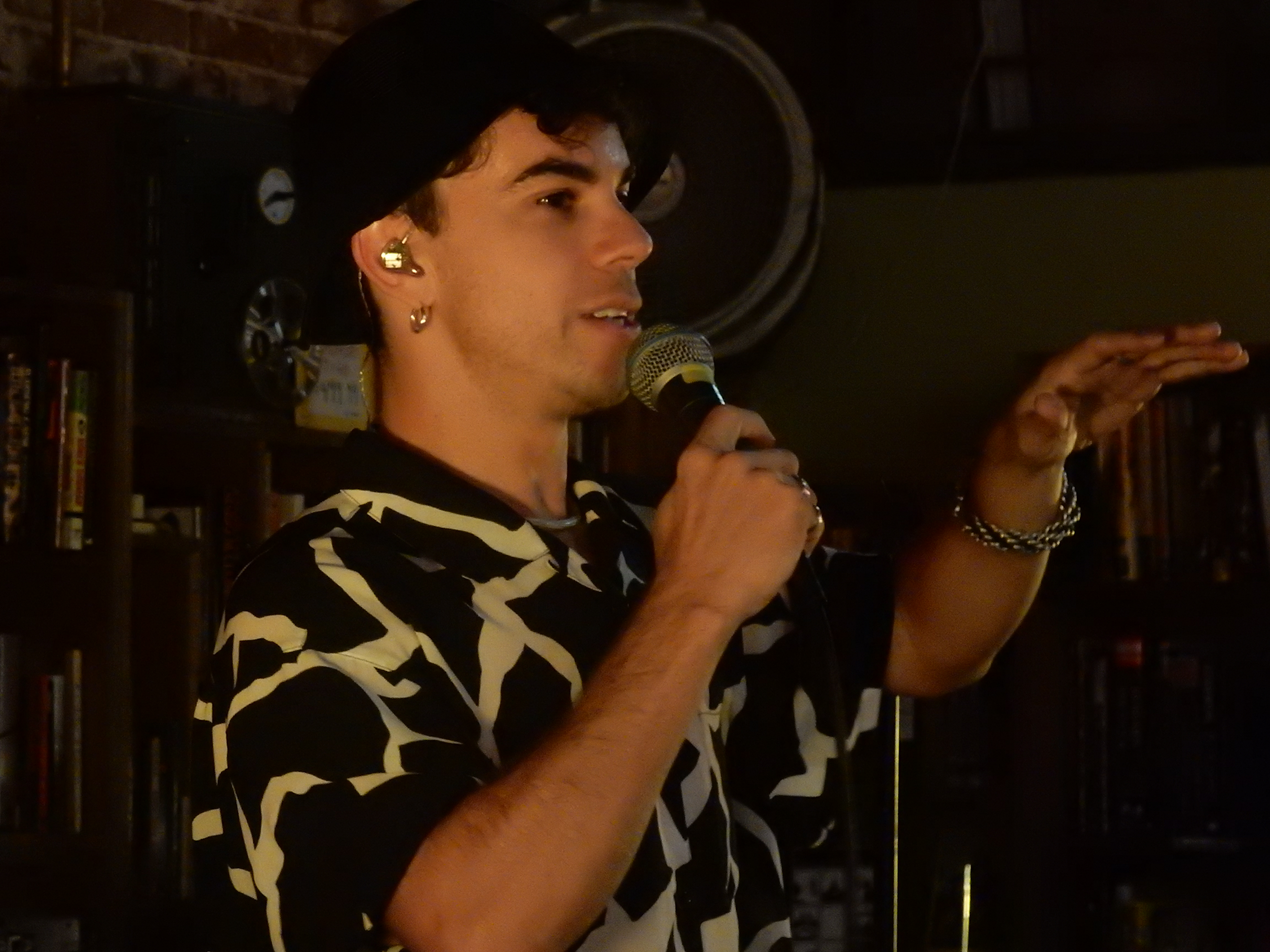 91F38504-43B6-43E3-8831-FC658BBEFC41